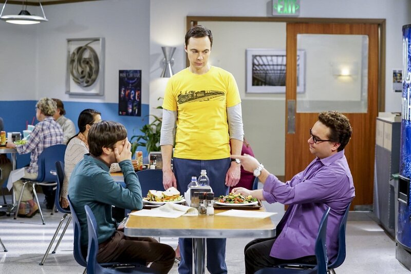 Als Sheldon (Jim Parsons, M.) alleine an dem Gyroskop-Projekt weiterarbeitet, ahnt er nicht, dass er seinen Freunden Howard (Simon Helberg, l.) und Leonard (Johnny Galecki, r.) damit vor den Kopf stößt … – Bild: Warner Bros. Television Lizenzbild frei