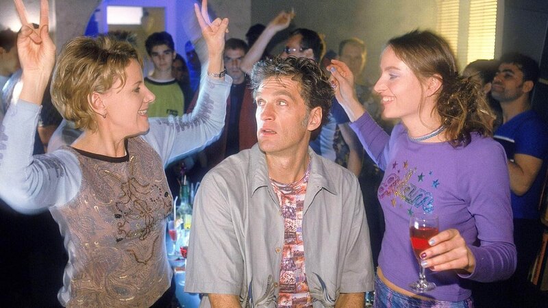 Nikola (Mariele Millowitsch, l.) und Schmidt (Walter Sittler) versuchen auf der Rave-Party einander an Dynamik zu überbieten. Christine (Karo Guthke) beobachtet das Tanzduell amüsiert … – Bild: MG RTL D