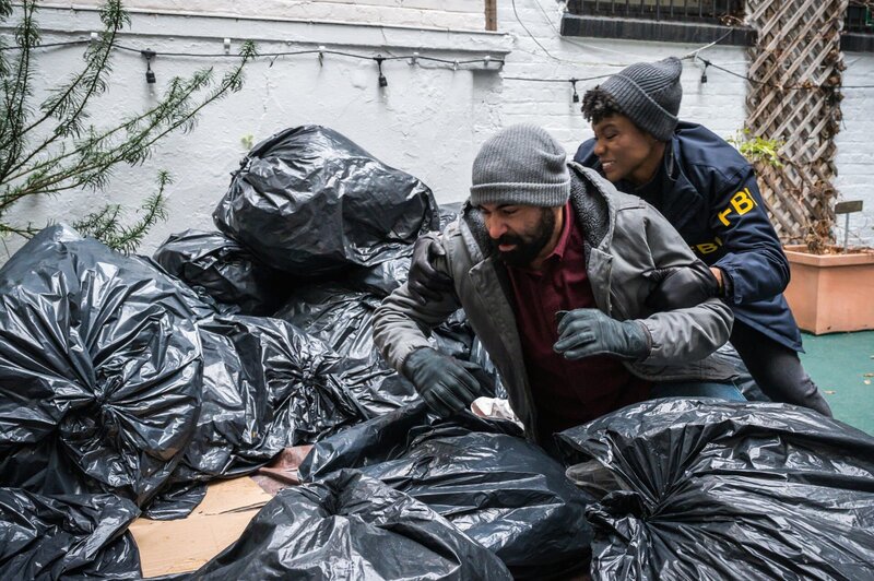 James Wright (Don DiPetta, l.); Special Agent Tiffany Wallace (Katherine Renee Turner, r.) – Bild: 2021 CBS Broadcasting, Inc. All Rights Reserved. /​ David M. Russell Lizenzbild frei