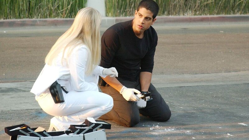 Calleigh Duquesne (Emily Procter) und Eric Delko (Adam Rodriguez) finden in einer Seitenstraße neben der Neuron Lounge, vor der der Tote Richard Laken gefunden wurde, Spuren von Kunststein, der sehr selten ist. – Bild: SUPER RTL