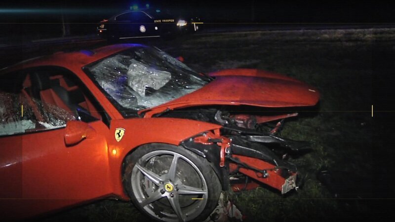 Roter Ferrari nach Unfall – Bild: RTL /​ RMCPRODUCTION