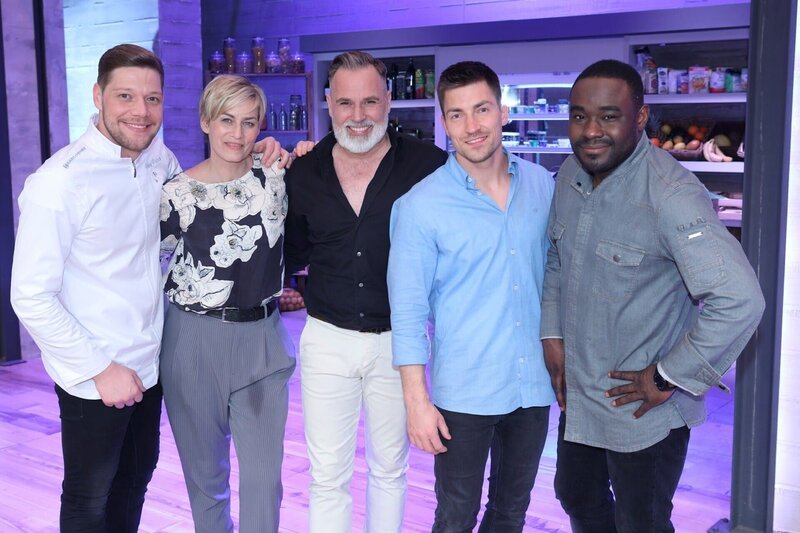 V.l.: Koch-Coach Robin Pietsch, Gesine Cukrowski, Froonck, Philipp Boy und Koch-Profi Nelson Müller – Bild: TVNOW /​ Frank W. Hempel
