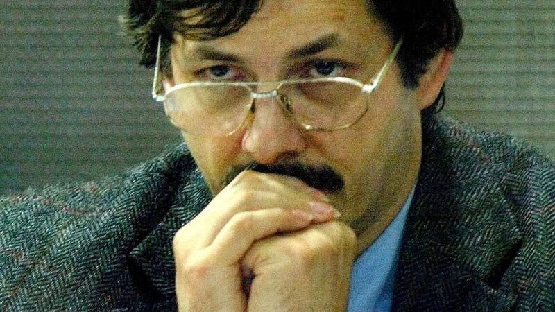 22. Juni 2004: Marc Dutroux auf der Anklagebank im Gericht in Arlon. Er ist wegen Mord, Vergewaltigung und Freiheitsberaubung angeklagt. Er ist Teil eines pädophilen Netzwerks, das ganz Belgien erschüttert. – Bild: RTL /​ IMG