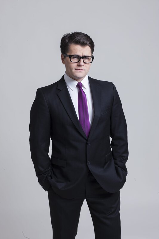 Um seine Familie zu unterstützen, hat der etwas geizige Julius mehrere Jobs. – Bild: port.sl