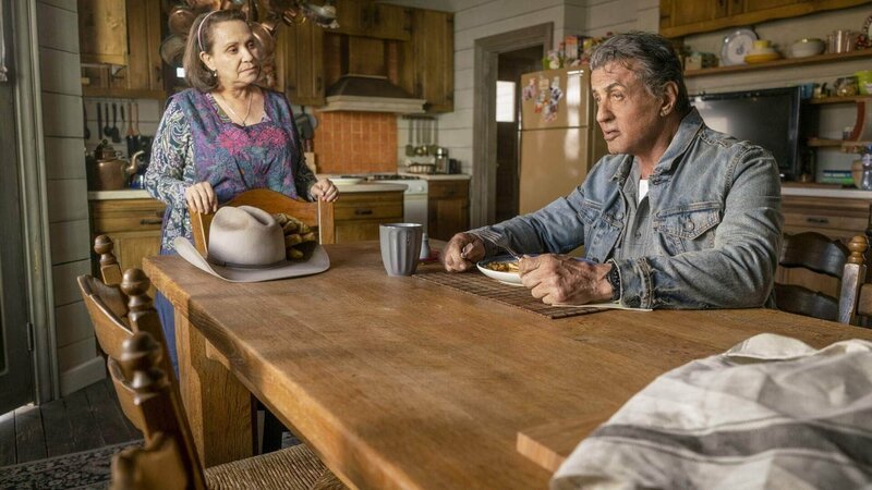 Maria Beltran (Adriana Barraza) und John Rambo (Sylvester Stallone) Die Verwendung des sendungsbezogenen Materials ist nur mit dem Hinweis und Verlinkung auf TVNOW gestattet. – Bild: TVNOW / (c) Leonine Studios.txt Maria Beltran (Adriana Barraza) und John Rambo (Sylvester Stallone) Die Verwendung des sendungsbezogenen Materials ist nur mit dem Hinweis und Verlinkung auf TVNOW gestattet. – Bild: TVNOW / (c) Leonine Studios.txt
