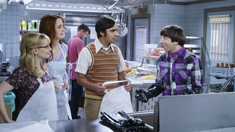 Anlässlich des Thanksgiving – Festes wollen Howard (Simon Helberg, r.), Bernadette (Melissa Rauch, l.), Raj (Kunal Nayyar, 2.v.r.) und Emily (Laura Spencer, 2.v.l.) in einer Suppenküche aushelfen, während Sheldon und Amy rein Freundschaftlich im Aquarium zu Mittag essen … – Bild: 2015 Warner Brothers Lizenzbild frei
