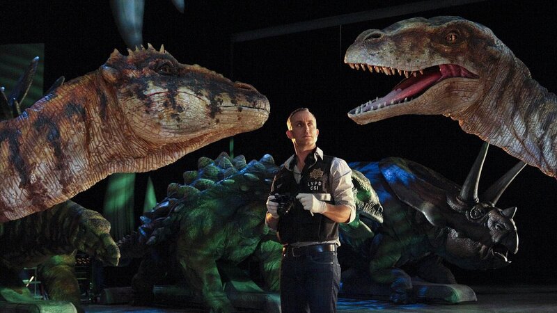 Eine Spur im Mordfall Lister führt Hodges (Wallace Langham) und Ray Langston in eine in Las Vegas gastierende Dinosaurier-Show. Und tatsächlich finden sie am Unterkiefer des T-Rex das Blut des toten Studenten … – Bild: MG RTL D /​ CBS
