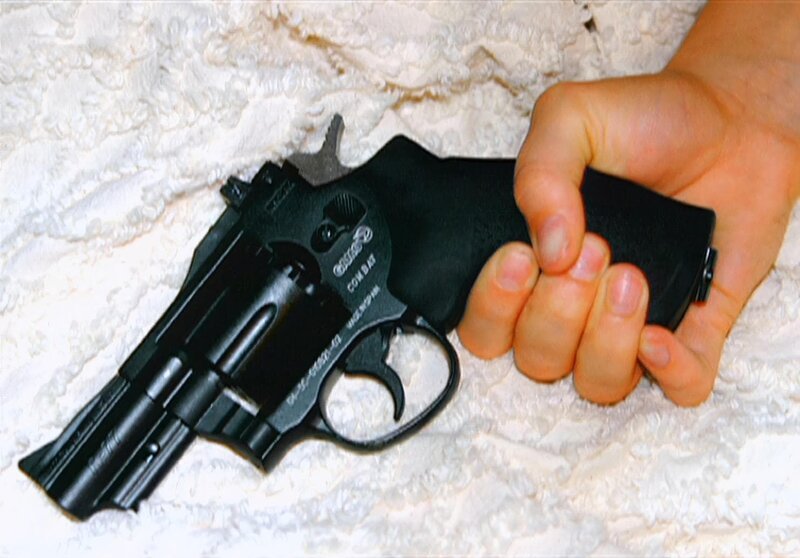 Die Abschiedsbriefe an ihre Hinterbliebenen, die Waffe in ihrer Hand (Foto) und die Tatsache, dass Dorothy Davis depressiv war: Alles deutet auf einen Selbstmord hin. – Bild: RTL