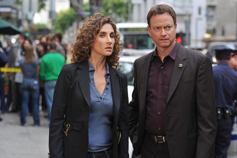 Stella Bonasera (Melina Kanakaredes) und Mac Taylor (Gary Sinise) sind fassungslos. Erst vor kurzem haben sie eine Kollegin verloren, und jetzt wurde auch noch auf das NYPD-Team geschossen. – Bild: VOX