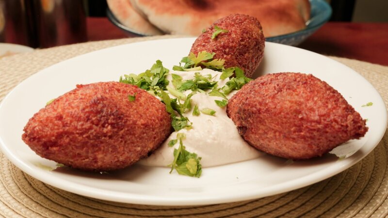 Torpedoförmige Kubbeh – mit Hackfleisch und Gewürzen gefüllte Teigtaschen – sind eine Spezialität des Hauses im Jerusalemer Restaurant „Morduch“. – Bild: ORF/​Warner/​The Travel Channel