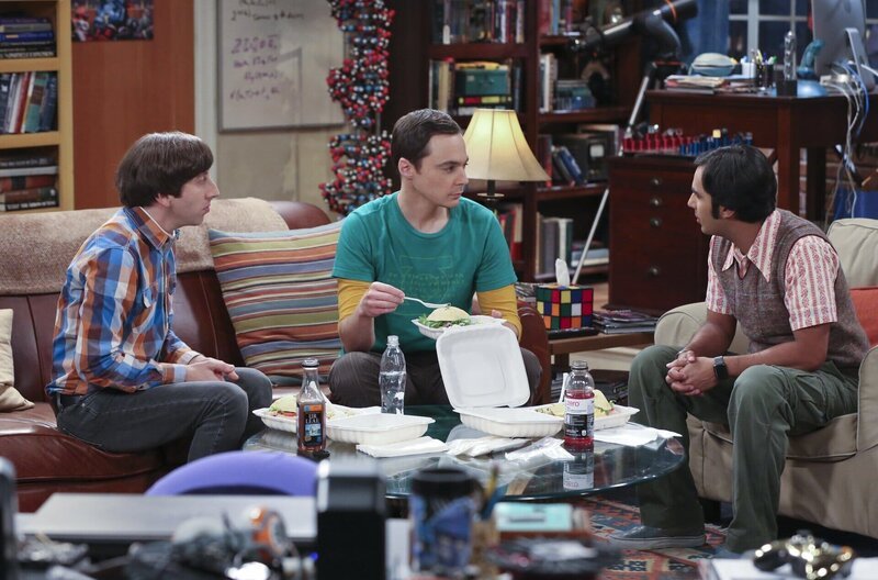 Sheldon (Jim Parsons, M.) hat beschlossen, das Kapitel Amy endgültig abzuhaken und sich eine neue Freundin zu suchen. Raj (Kunal Nayyar, r.) und Howard (Simon Helberg, l.) sollen ihm dabei helfen. Doch ist das eine gute Idee? – Bild: 2015 Warner Brothers Lizenzbild frei