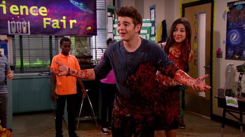 Vorne, l-r: Max Thunderman (Jack Griffo), Phoebe Thunderman (Kira Kosarin) – Bild: Paramount