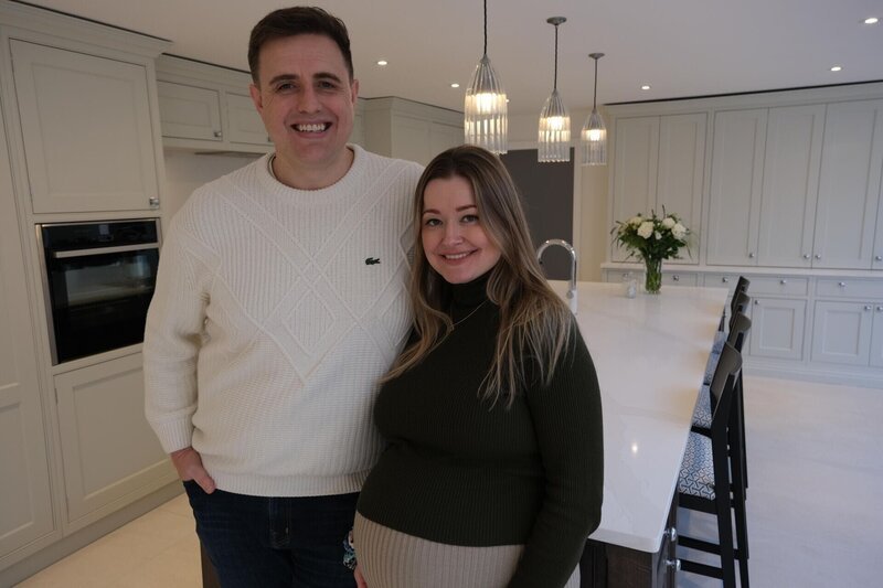 v.l.: Ian und Galina +++ – Bild: RTL /​ Pi Productions Ltd