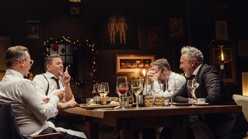 V.l.: Tim Raue, Tim Mälzer, Sepp Schellhorn, Roland Trettl – Bild: Kitchen Impossible – Die Weihnachts-Edition (2024) /​ RTL /​ Hendrik Lüders