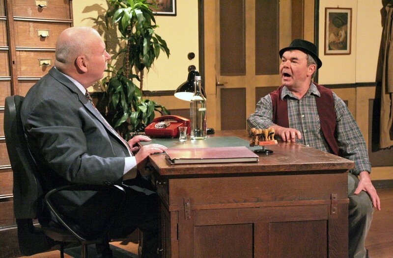 Der Bürgermeister (Karlheinz Hartmann, li) mit dem Amtsboten Hannes (Albin Braig) – Bild: SWR/​Braig-Productions