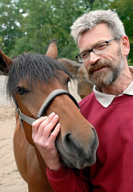 Pfleger Norbert Siebert bei den Huftieren. – Bild: BR/​WDR/​Melanie Grande