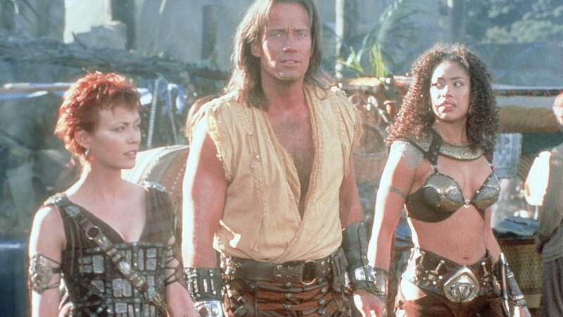 Hercules (Kevin Sorbo) kehrt zusammen mit Morrigan (Tamara Gorski) und Nebula (Gina Torres) nach Griechenland zurück. In Korinth treffen sie auf den Fürst der Finsternis, Dahak. – Bild: TVNOW