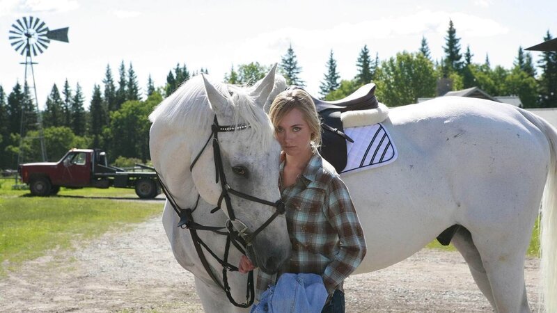 Schweren Herzens trennt Amy (Amber Marshall) sich von ihrem Springpferd Storm. – Bild: MG RTL D