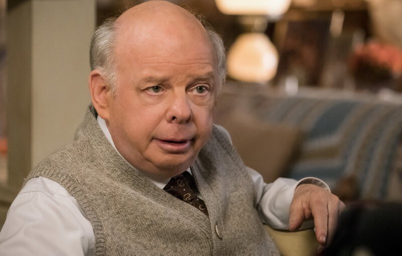 Dr. John Sturgis (Wallace Shawn) – Bild: WBEI /​ Michael Desmond