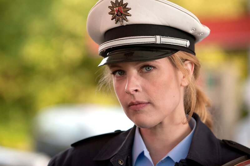 ARD/​SWR DER BULLE UND DAS LANDEI, „Ich sehe was, was du nicht siehst und das ist … tot“, Fernsehfilm Deutschland 2013, Buch: Uwe Kossmann und Markus Hoffmann, Regie: Josh Broecker, am Donnerstag (21.11.13) um 20:15 Uhr im ERSTEN. Diana Amt als Polizistin Kati Biver. – Bild: SWR/​Kai Schulz