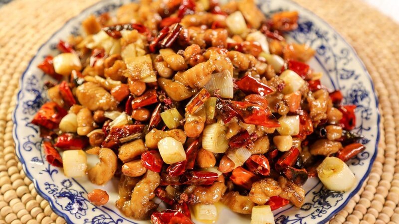 „Kung Pao Chicken“, das wohl berühmteste chinesische Gericht der Welt, besteht aus zartem Hühnchen und knackigen Erdnüssen in einer würzigen, scharfen Soße – hier serviert im Restaurant „Taolin“ in Chengdu. – Bild: ORF/​Warner/​The Travel Channel