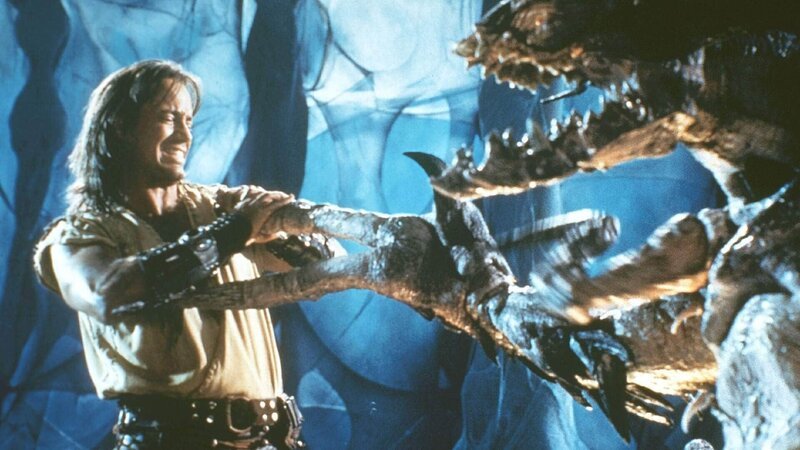 Hercules (Kevin Sorbo) kämpft gegen die wahre Erscheinung des schrecklichen Monsters Dahak. – Bild: TVNOW