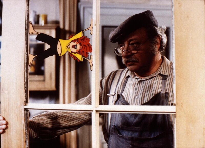 Meister Eder (Gustl Bayrhammer) und Pumuckl. – Bild: BR/​Infafilm GmbH/​Original-Entwurf „Pumuckl“-Figur: Barbara von Johnson