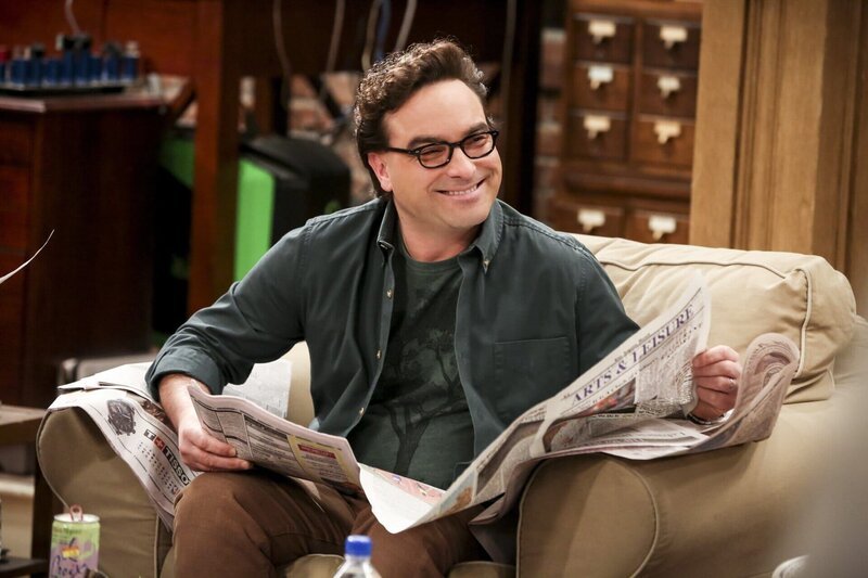Leonard (Johnny Galecki) muss erkennen, dass Penny auch als wissenschaftliche Muse fungieren kann – jedoch für Sheldon und nicht für ihn … – Bild: Warner Bros. Television Lizenzbild frei