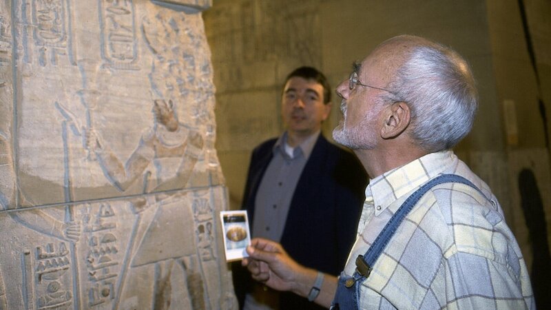 Ist Peter (Peter Lustig, r.) einem Verbrechen auf der Spur? Ein Besuch im Ägyptischen Museum soll ihm helfen, die geheimnisvollen Schriftzeichen zu entschlüsseln. – Bild: ZDF und Christiane Pausch./​Christiane Pausch