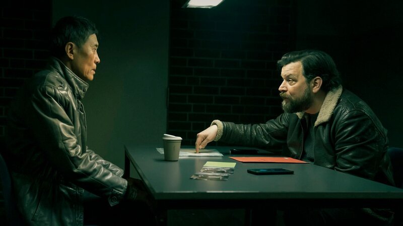 Elling (Sascha Geršak) nimmt Dr. Pramann in die Mangel. – Bild: NDR/​Oliver Feist/​Claire Jahn