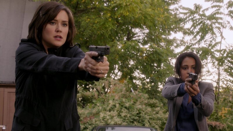 Elizabeth Keen (Megan Boone, l.) und Meera Malik (Parminder Nagra, r.) – Bild: AXN Black