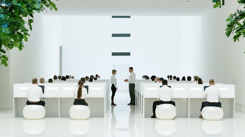 Luz (Lynn Van Royen) wird von ihrem Chef belästigt. – Bild: WDR/​jonnydepony/​Maarten De Bouw Photography