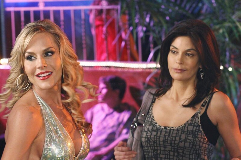Susan (Teri Hatcher, r.) freundet sich mit Robin (Julie Benz, l.), einer Stripperin, an, während Bree Angst hat, dass sich Orson das Leben nehmen möchte … – Bild: ABC Studios