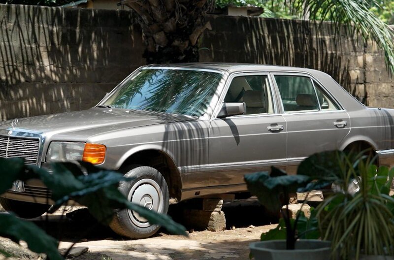 In Togo werden Autos der Marke Mercedes-Benz von der Mutter an die Tochter weitergegeben: Die Luxuswagen stehen hier für den Erfolg einer bestimmten Gruppe von Frauen. – Bild: Elephant Doc