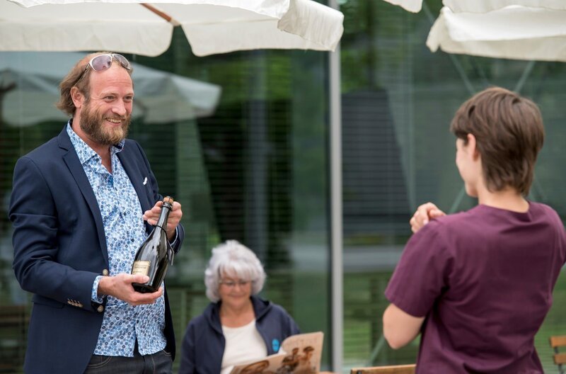 Theresa bekommt Besuch. Laurent Duval, den Theresa aus Brüssel kennt, ist auf Geschäftsreise in Erfurt. – Bild: ARD/​Jens Ulrich Koch