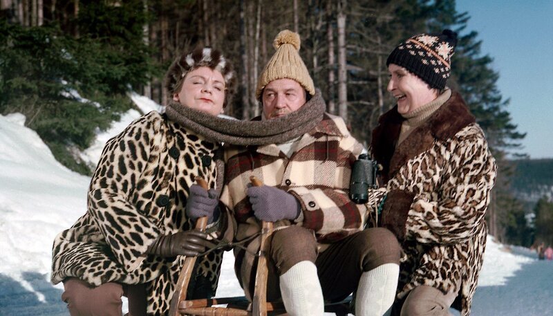 Drei Männer wetteifern im Skiurlaub um die Gunst der attraktiven Mittvierzigerin Vera Urban – unlautere Mittel nicht ganz ausgeschlossen. Turbulente DDR-Komödie um Liebe, Eifersucht und Winterurlaub mit vielen beliebten Darstellern wie Micaela Kreissler, Alfred Struwe, Herbert Köfer und Günter Schubert. – Martha (Ingeborg Krabbe), Herr Martin (Herbert Köfer) und Anna (Ursula Braun). – Bild: rbb/​DRA/​Hans-Ulrich Raschke