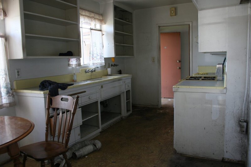 Die Küche ist in einem katastrophalen Zustand. Kann das Makler-Ehepaar diese verwahrloste Küche wieder in einen schönen Zustand verzaubern? – Bild: HGTV/​Scripps Networks, LLC.