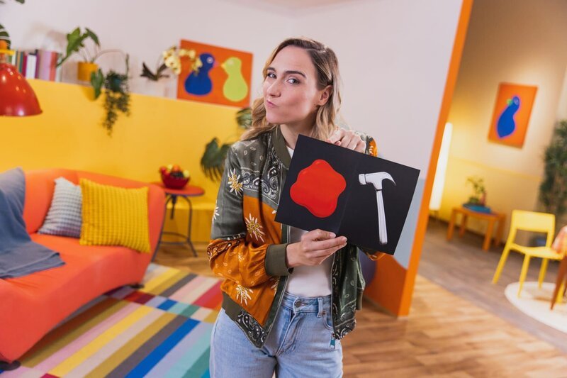 Melly versucht sich in Gedankenlesen. – Bild: ZDF/​Nadia Gerstl