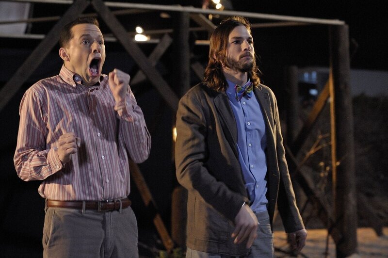 Alan (Jon Cryer, l.), Walden (Ashton Kutcher, r.) – Bild: ATV