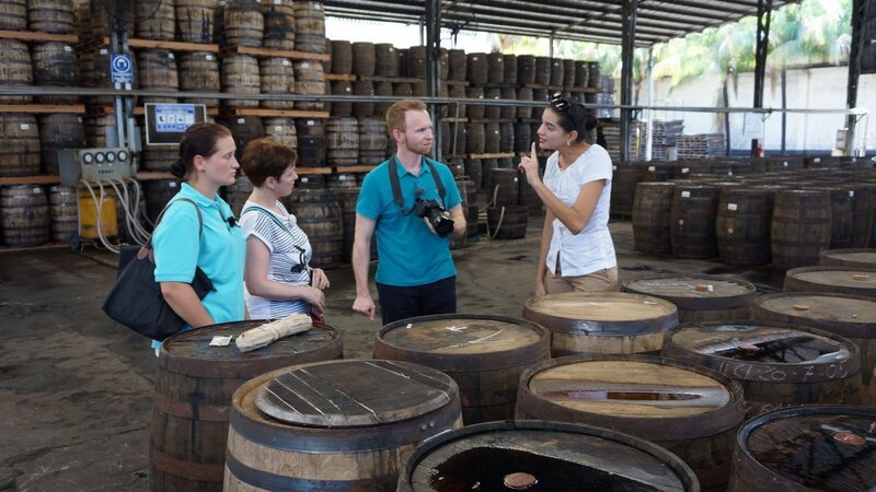 Passagiere Bastian und Isabell mit Reiseleiter-Praktikantin Dominique lernen in Nicaragua alles über die Rumherstellung. – Bild: BR/​Deborah Stöckle