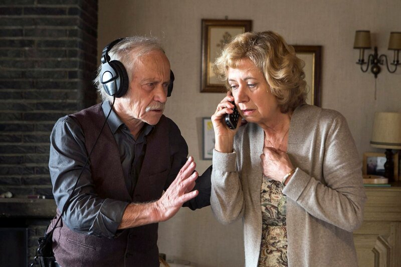 Günter ist entführt worden. Edwin (Tilo Prückner, l.) und Heidrun (Verena Plangger, r.) warten auf einen Anruf der Entführer. – Bild: ARD/​Kai Schulz