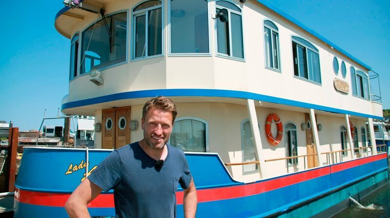 Genauso wichtig wie seine Trecker sind für Mathias seine Boote und Fähren, mit denen er zwischen Öhe, Rügen und Hiddensee unterwegs ist. Das Hausboot braucht er als Unterkunft für seine Saisonkräfte in der Gastronomie. – Bild: NDR/​Matthias Vogler