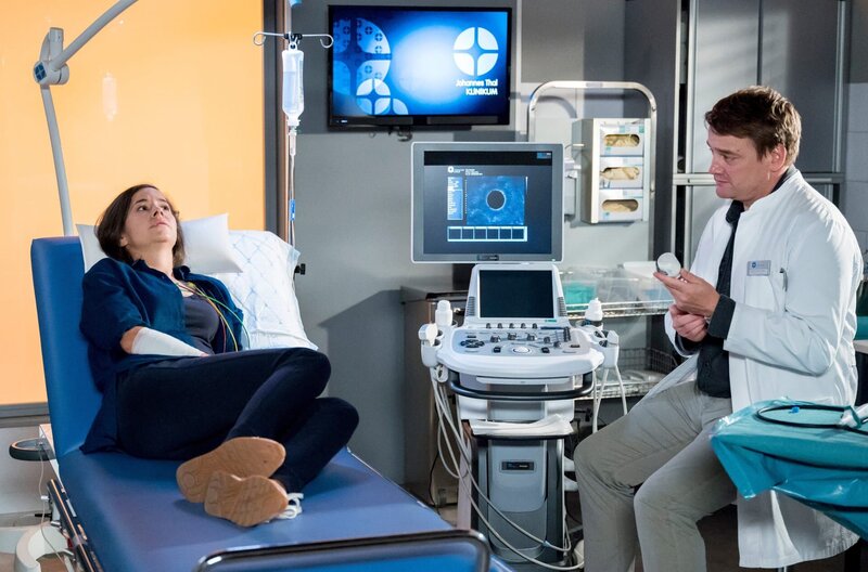 Marc Lindner (Christian Beermann, r.) vermutet eine postnatale Despression bei Nora Claas (Karolina Horster, l.). – Bild: ARD/​Jens Ulrich Koch