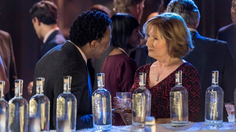 Zander (Chukwudi Iwuji) und Ruth Defoe (Deborah Findlay) – Bild: NDR/​Sister Pictures Limited