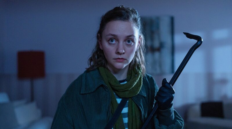 Im Dienst der Gerechtigkeit ist Assistentin Charlie (Mathilde Bundschuh) fast jedes Mittel recht. – Bild: ARD/​Georges Pauly