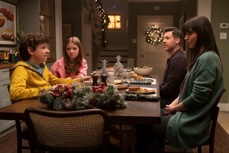 L-R: Andy (WINSLOW FEGLEY) , Laurel (MADILYN KELLAM), Jason (RANDAL EDWARDS), Linda (BRITTANY CHARLOTTE SMITH) – Bild: Disney+ L-R: Andy (WINSLOW FEGLEY) , Laurel (MADILYN KELLAM), Jason (RANDAL EDWARDS), Linda (BRITTANY CHARLOTTE SMITH) – Bild: Disney+