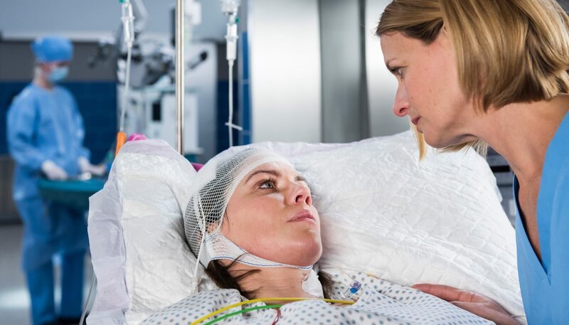 Dr. Ruhland (Gunda Ebert, l.) entscheidet sich, die OP an Johanna Martinus (Gisa Zach, l.) vorzunehmen, obwohl sie emotional involviert ist. – Bild: ARD/​Jens Ulrich Koch