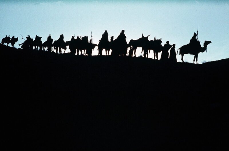 FOLLOWING THE STAR ….IN SILHOUETTE ARE A TRAIL OF CAMELS AND PEOPLE. – Bild: VINCENZO LABELLA /​ FRANCO ZEFFIRELLI /​ Carlton International Media Limited