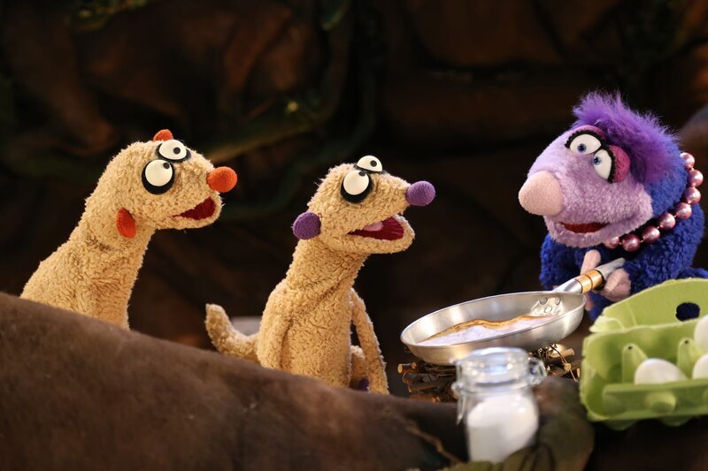 Ein Pflatschgeräusch hält die Erdmännchen Jan und Henry von ihrem Schlaf ab. – Bild: rbb/​bigSmile