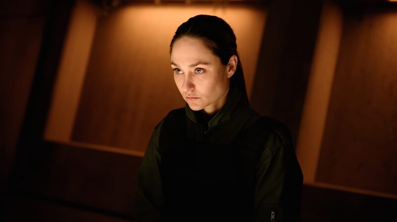 Alex (Melody Klaver) beim Verhör. – Bild: WDR/​jonnydepony/​Maarten De Bouw Photography